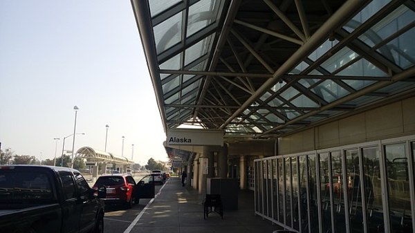 美國洛杉磯安大略國際機場原定迎接武漢撤僑班機，並強調華航來自台灣而非大陸，因此不須隔離檢疫。