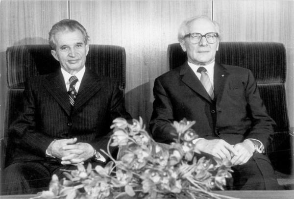 1988年，齊奧塞斯庫與東德領導人昂纳克。