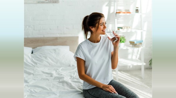早上起來喝一杯水，能迅速補充體內的水分。