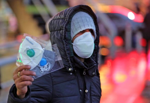 2020年2月20日，伊朗首都德黑兰街头有小贩在出售防护口罩。
