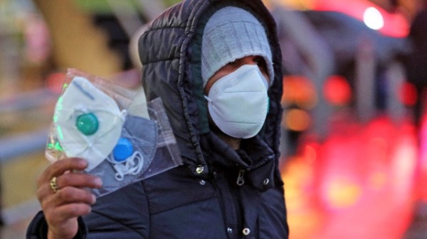 2020年2月20日，伊朗首都德黑蘭街頭有小販在出售防護口罩