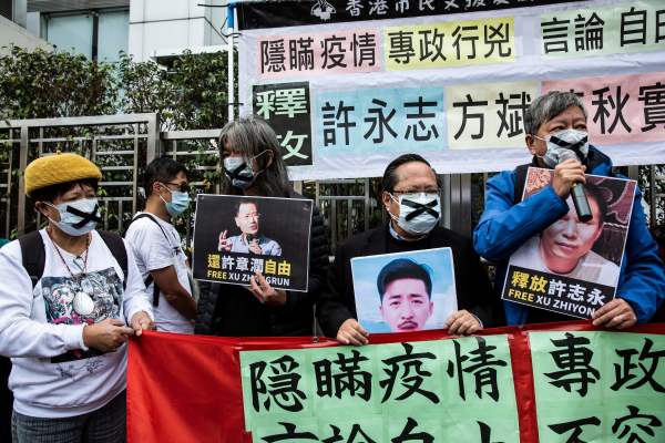2020年2月19日，香港聯盟的民主抗議者在中國駐香港聯絡處外抗議。