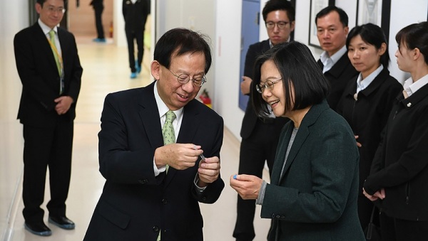 总统蔡英文20日参访新竹县高端疫苗公司，高端疫苗的总经理陈灿坚则向蔡总统说明目前疫苗研发情形