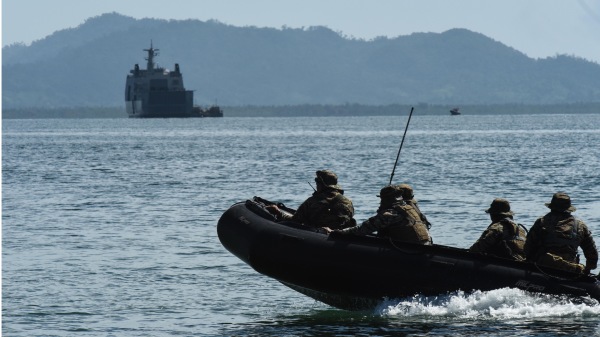 美國與菲律賓海軍在菲律賓海域舉行聯合軍演。（圖片來源：Dondi Tawatao/Getty Images）
