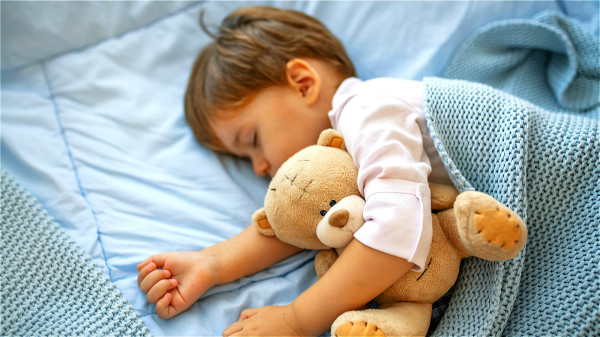 一般来说小孩子上床后15分钟左右就能够入睡，半小时后进入深睡眠状态。