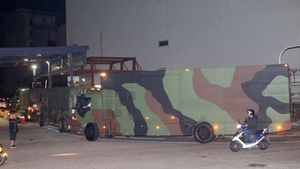 钻石公主号包机返台之前，国军的化学车已经前往机场助检疫。