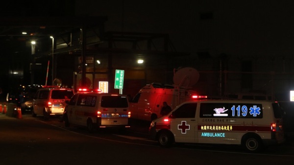 在钻石公主号旅客抵台之前，多辆救护车已于机场周边待命，提前做好准备。