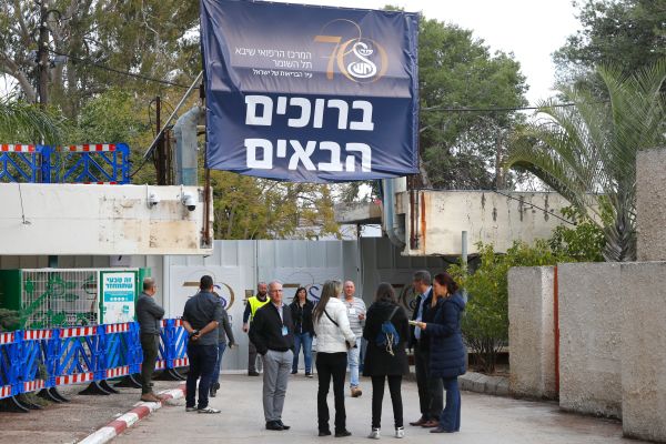 2020年2月21日，以色列一些教授和医生站在Sheba医学中心传染病科的入口处，这里隔离着从钻石公主号返回的人们。