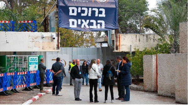 2020年2月21日，以色列一些教授和醫生站在Sheba醫學中心傳染病科的入口處，這裡隔離著從鑽石公主號返回的人們