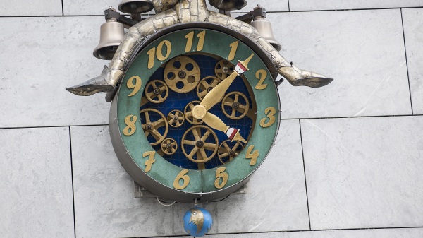 瑞士小镇索洛图恩的奇特时钟，只有11点而没有12点。