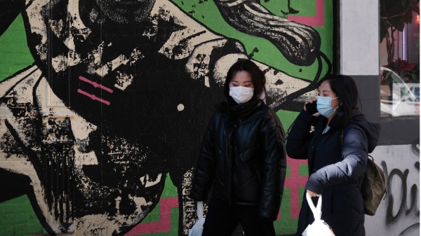 擔憂中共肺炎疫情，美國紐約唐人街上的行人戴口罩防護。（圖片來源：Spencer Platt/Getty Images）