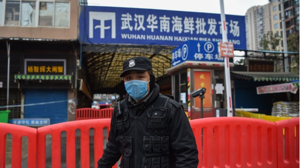 一名警察站在武汉华南海鲜批发市场外面。