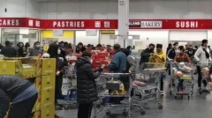 疫情严峻时刻近2000人逼爆上海Costco抢购(图)