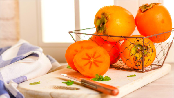 柿子能潤肺止咳、清熱生津、化痰軟堅。