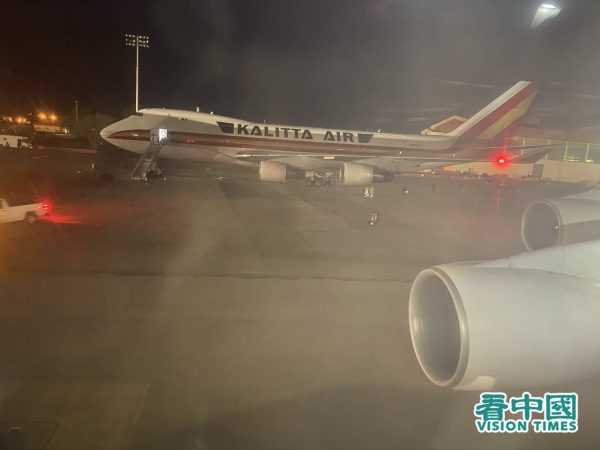 美国政府第二批撤侨的两架飞机抵达武汉时，携带着大量救援物资。