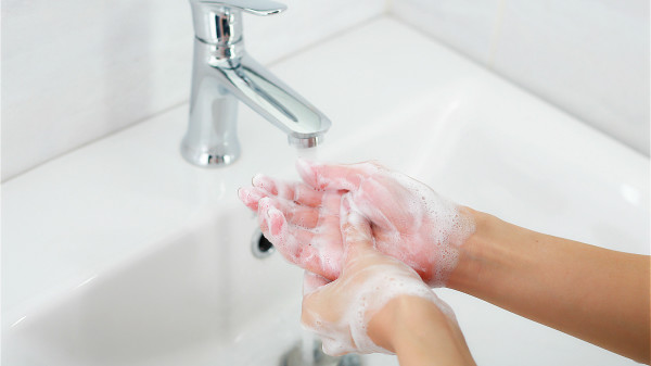 要用肥皂和流动水洗手，以杀灭可能沾在手上的病毒。