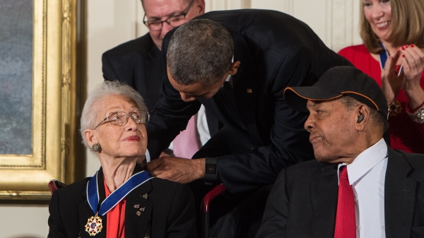 乔森在2015年获时任美国总统奥巴马亲授总统自由勋章（Presidential Medal of Freedom），据悉，该奖章是美国平民的最高殊荣。