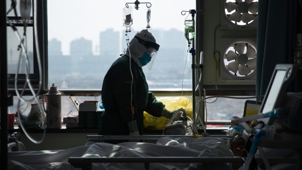 2020年2月22日，漢市一家醫院內醫護人員治療病毒感染者