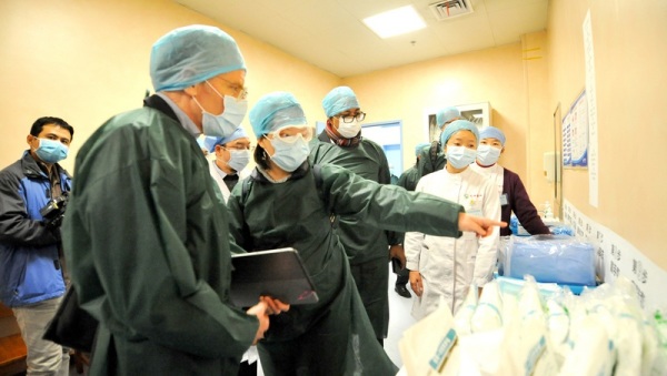 WHO專家團隊被指控進入武漢醫院考察疫情後，未進行隔離檢疫14天，就搭機離境。圖為專家組組長艾沃德（左2）23日率團隊進入同濟醫院光谷院區考察