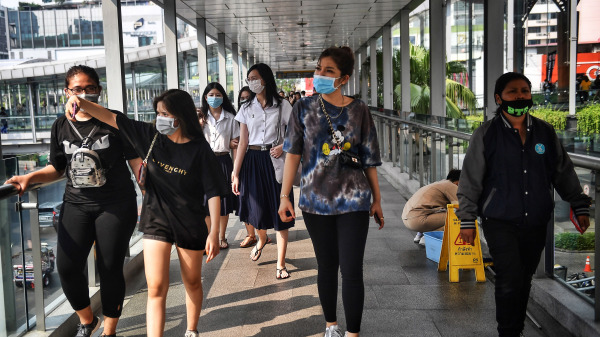 为防中共肺炎，泰国民众戴口罩在街上行走。