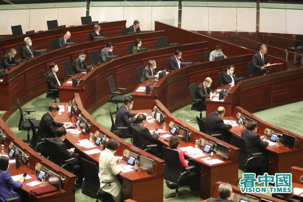 2月26日，香港财政司司长陈茂波宣读《财政预算案》，向全港成年市民派钱一万元，但同时大幅增加警队的预算开支，引起争议。（图片来源：宇星/看中国）