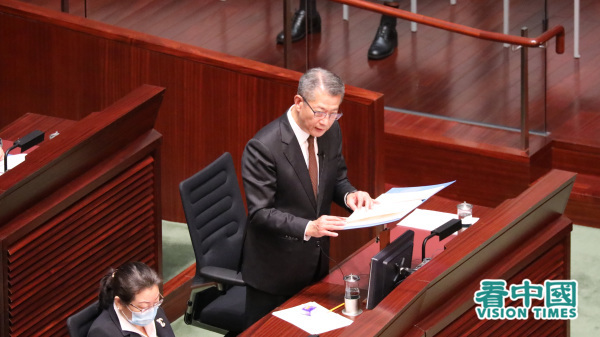 2月26日，香港财政司司长陈茂波宣读《财政预算案》，向全港成年市民派钱一万元，但同时大幅增加警队的预算开支，引起争议。（图片来源：宇星/看中国）