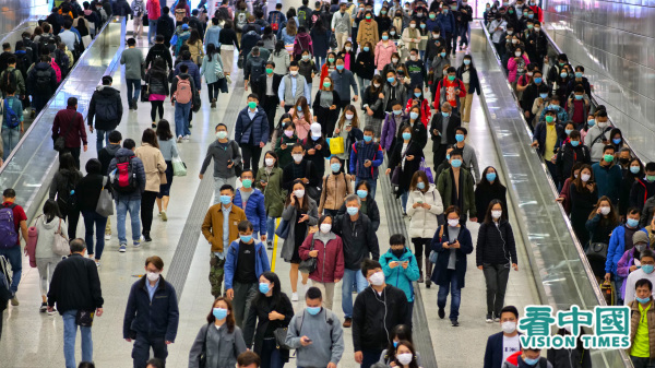1月14日，香港特首林鄭月娥宣布將已收緊的防疫措施延長14天至年初三。圖為香港地鐵中環站。（圖片來源：龐大衛/看中國）