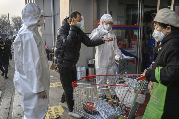 2月28日，北京市民在超市門口被檢查體溫。