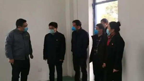 2月18日，劉建武（左二）還曾調研醫療廢物處置管理及疫情防控應急響應工作。