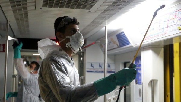 2月26日，德黑兰市一名工人清洗了地铁，以免传播中共肺炎