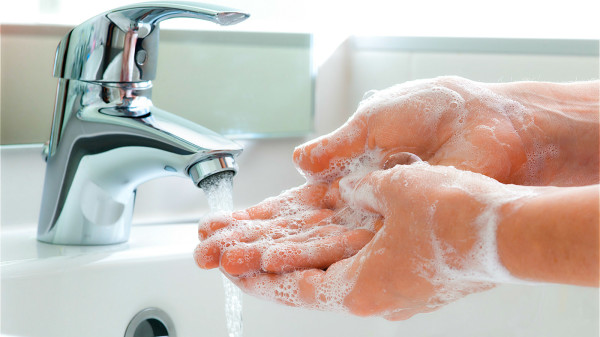 至少20秒的洗手時間，特別是從戶外回來的時候。