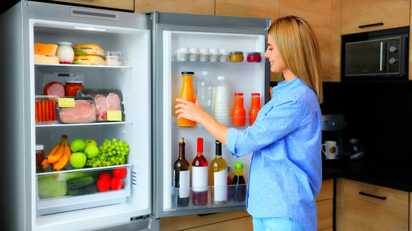 食物长时间放置在冰箱会产生甲醛，不小心吃了，会威胁到身体健康。
