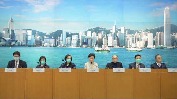 2月3日特首林郑月娥举行记者会，她与部分官员被发现不再戴口罩，引起外间讨论。
