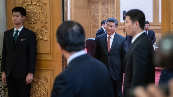 图为2019年4月24日，习近平在北京大会堂迎宾