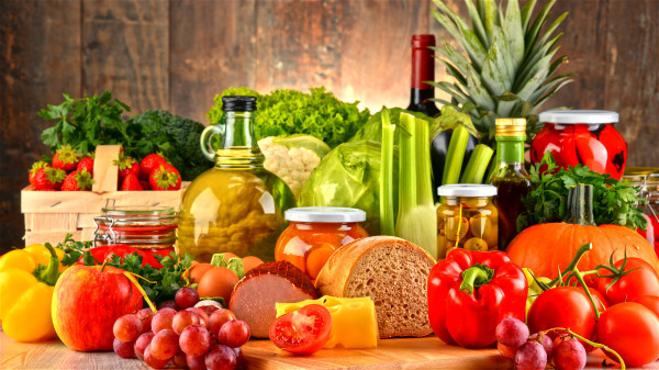 新鮮的蔬菜水果，那些藻類、海產品等食物，對我們身體的骨質有幫助。