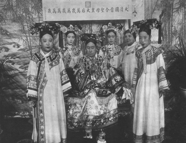 左起：瑾妃、德龄、慈禧太后、容龄、容龄之母、隆裕皇后。