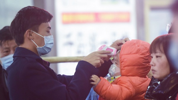 中國大陸中共肺炎疫情嚴重，工作人員在杭州火車站對旅客檢測體溫。