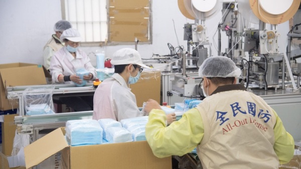 苦苓列举了33项值得让台湾人民感到安慰的事。图为新北一家口罩工厂里，国军协助包装口罩。