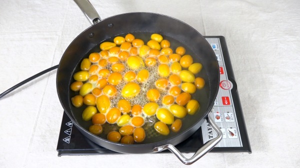 锅内放清水、金橘和冰糖，大火煮开。