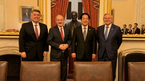 賴清德（右二）4日會晤美國參議院外交委員會主席里契（左二）、首席議員梅南德茲（右）與參院外委會亞太小組主席賈德納，獲熱烈歡迎。