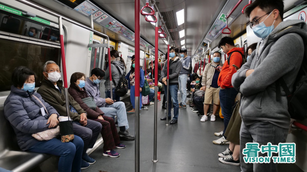 美国疾病管制和预防中心（CDC）周四（20日）对香港发布第一级旅游警示。图为香港地铁内的乘客（图片来源: 看中国）