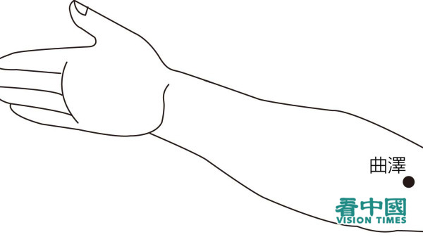 曲泽穴位于手肘内侧横纹正中，动脉旁。