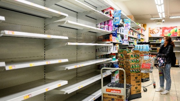 中共肺炎疫潮在香港掀起一波搶購物資潮，超市的衛生紙經常被購買一空。