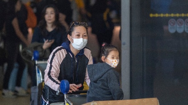 2月2日 旅客带着口罩抵达美国洛杉矶机场