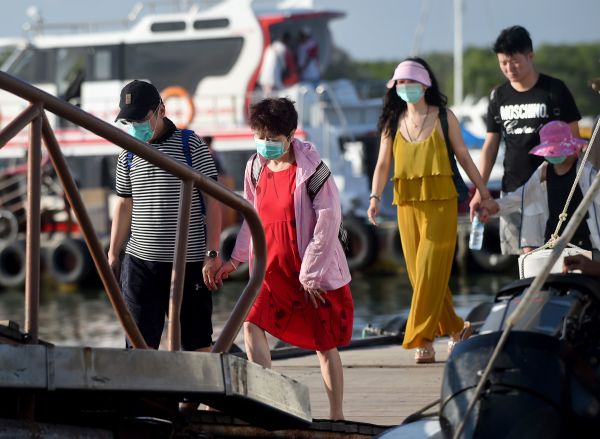 1月27日，到巴厘島度假的中國遊客，許多人都戴著口罩。