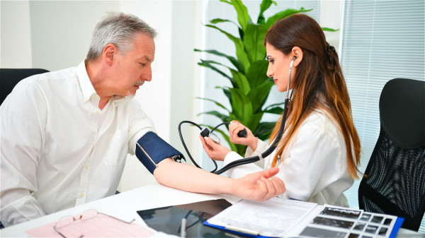 高血压患者看医生量血压