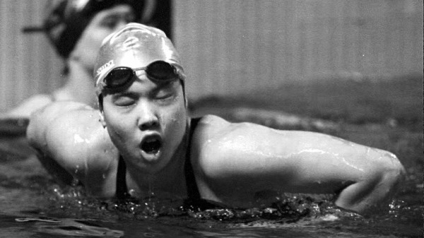 中國第一名被禁賽的游泳選手鐘帷月，是此次中共肺炎期間國家衛健委高級別專家組組長鐘南山的女兒