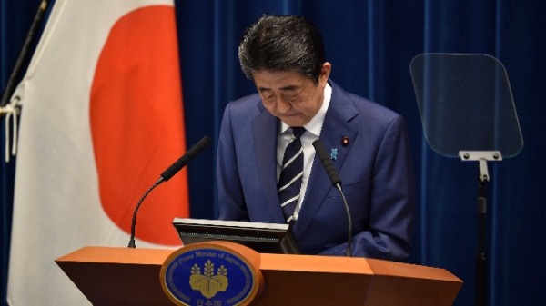 日本首相安倍晋三在东京首相办公室举行的关于中共肺炎病毒的新闻发布会上致辞时鞠躬致歉。