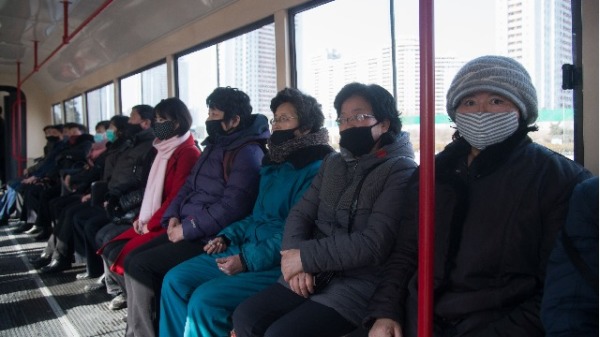 2020年2月26日，朝鮮平壤有軌電車內的民眾都戴著口罩