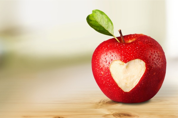 苹果会加速其他水果成熟，却能防止淀粉类蔬菜发芽，有助维持好几个月的硬度。